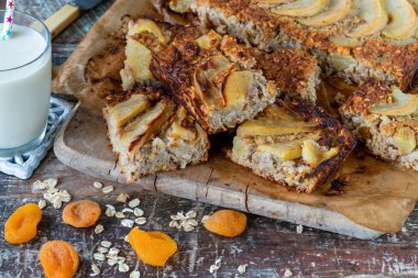 Armut, kayısı, badem ve yulaf ezmeli kahvaltı.