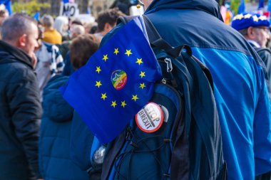 Londra, Uk - 19 Ekim 2019: Avrupa Birliği bayraklı bir protestocu katılıyor Londra 'nın merkezinde halk yürüyüşüne katılın.