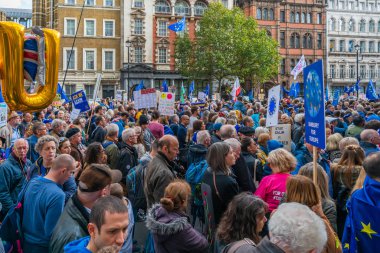 Londra, Uk - 19 Ekim 2019: Yüz binlerce insan katılıyor. Brexit anlaşması konusunda Başbakan Boris Johnson ile Avrupa Birliği arasında kararlaştırılan önemli oylama öncesinde halkın yürüyüşüne katılın.
