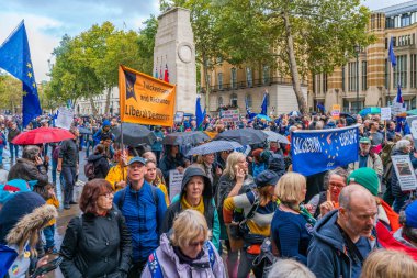 Londra, Uk - 19 Ekim 2019: Yüz binlerce insan katılıyor. Brexit anlaşması konusunda Başbakan Boris Johnson ile Avrupa Birliği arasında kararlaştırılan önemli oylama öncesinde halkın yürüyüşüne katılın.