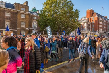 Londra, Uk - 19 Ekim 2019: Yüz binlerce insan katılıyor. Brexit anlaşması konusunda Başbakan Boris Johnson ile Avrupa Birliği arasında kararlaştırılan önemli oylama öncesinde halkın yürüyüşüne katılın.