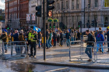 Londra, Uk - 19 Ekim 2019: Polis başkentteki halk yürüyüşüne katılmak üzere görevlendirildi.