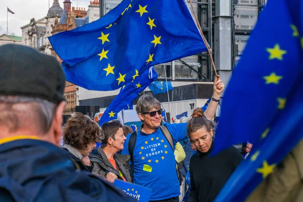 2019 깃발을 참가자가 중심가에서 행진에 참여하다 — 스톡 사진