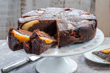 armutlu çikolatalı pasta, krema şekeri ile tozlanmış.