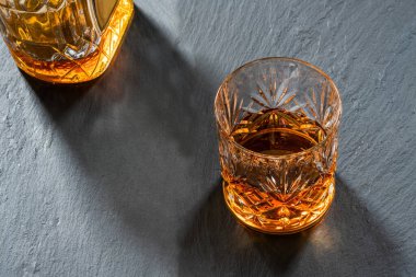 Bardakta viski, alkollü içecek.