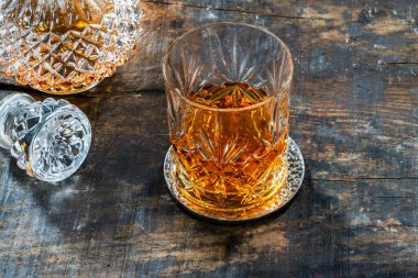Bardakta viski, alkollü içecek.