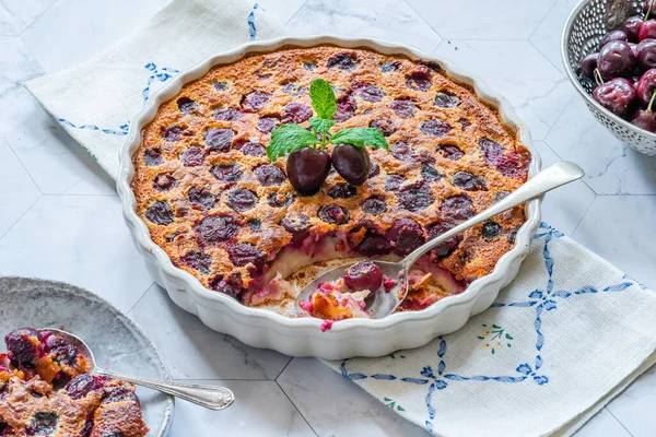 Kirschpudding Mit Weißer Bierbutter — Stockfoto