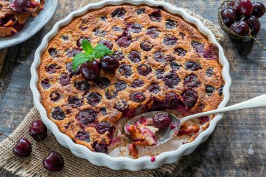 Beyaz bira tereyağlı vişneli puding