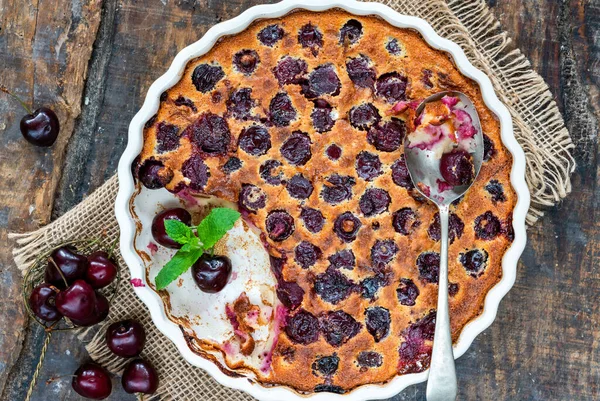 Kirschpudding Mit Weißer Bierbutter Blick Über Den Kopf — Stockfoto