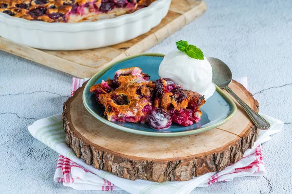 Kirschpudding Mit Weißbierbutter Und Zitronensorbet — Stockfoto