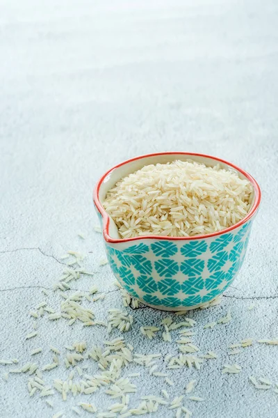 Trockener Weißer Reis Einem Keramiktopf Auf Hellem Hintergrund — Stockfoto