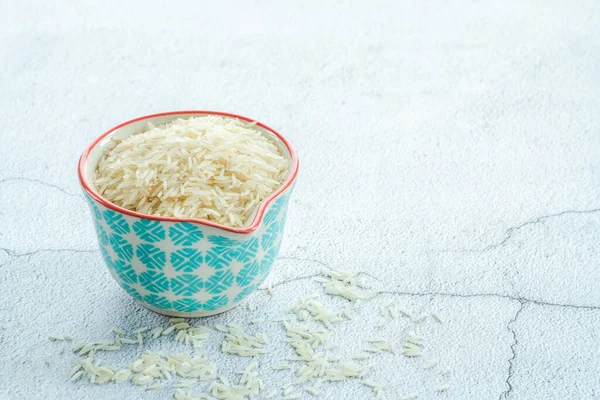 Trockener Weißer Reis Einem Keramiktopf Auf Hellem Hintergrund — Stockfoto