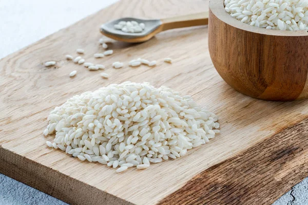 Ein Haufen Trockener Risotto Reis Auf Holzbrett — Stockfoto