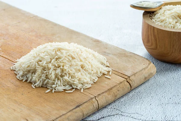 Ein Haufen Trockener Weißer Reis Auf Holzbrettern — Stockfoto