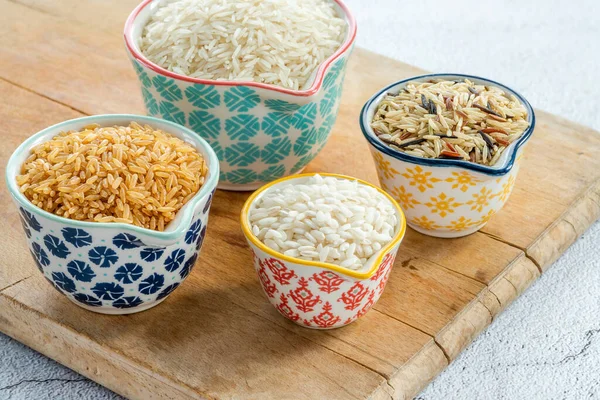 Auswahl Trockenem Reis Keramiktöpfen Auf Holzbrett — Stockfoto