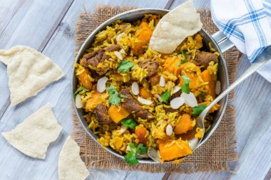 Kuzu eti ve kayısı biryani, tatlı patatesli.