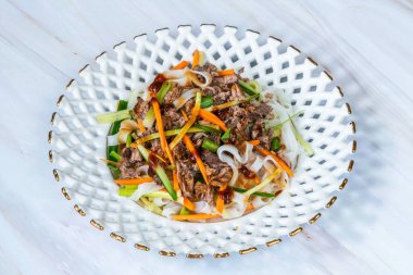 Doğu ördek salatası, pilav, erişte, sebze ve soslu.