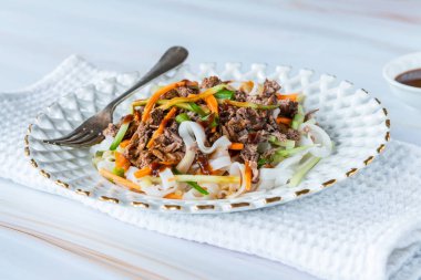 Doğu ördek salatası, pilav, erişte, sebze ve soslu.