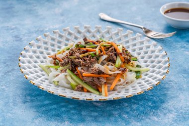 Doğu ördek salatası, pilav, erişte, sebze ve soslu.