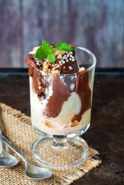 Haşlanmış armut ve naneli çikolata soslu dondurma.