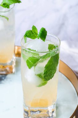 Naneli Bramley Elması Cin kokteyli ve mürver çiçeği likörü.