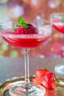 Çilekli votka ve Prosecco kokteyli.