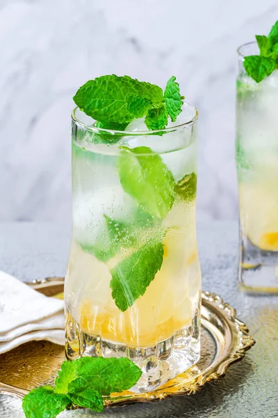 Bramley Apfel Gin Cocktail Mit Holunderblüten — Stockfoto