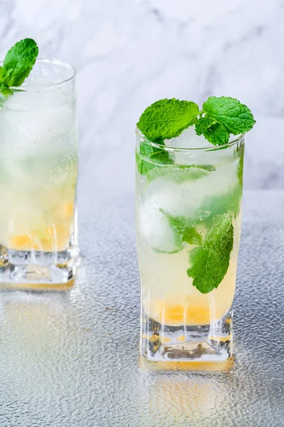 Bramley Apfel Gin Cocktail Mit Holunderblüten — Stockfoto