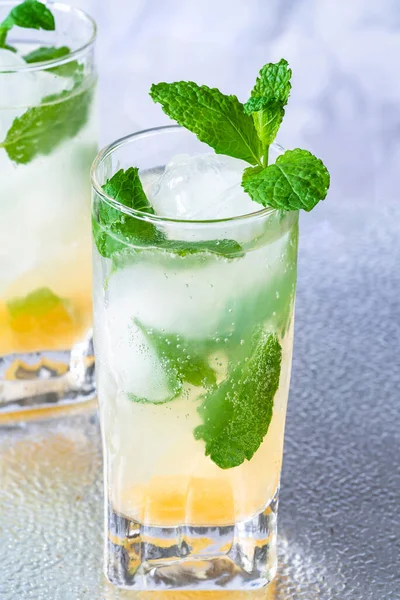 Bramley Apfel Gin Cocktail Mit Holunderblüten — Stockfoto