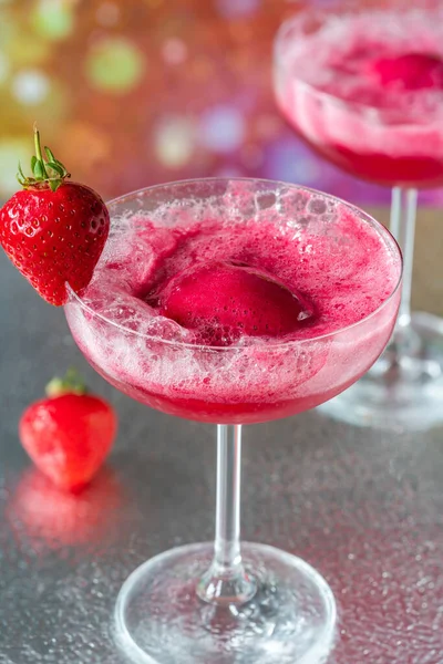 Festlicher Wodka Prosecco Cocktail Mit Erdbeersorbet — Stockfoto