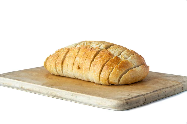 Ein Laib Geschnittenes Sauerteigbrot Auf Bewaldetem Brett Isoliert Auf Weißem — Stockfoto