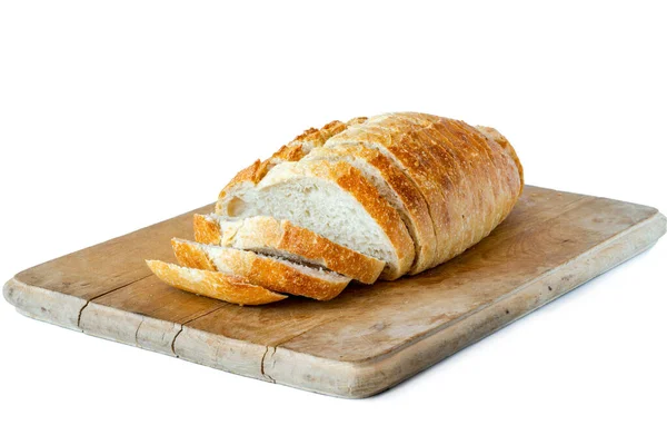 白い背景に隔離された板の上にスライスしたソース生地のパンのローフ — ストック写真