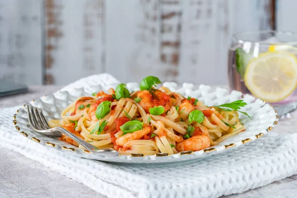 Pasta Linguin Dengan Udang Tomat Dan Saus Bawang Putih — Stok Foto