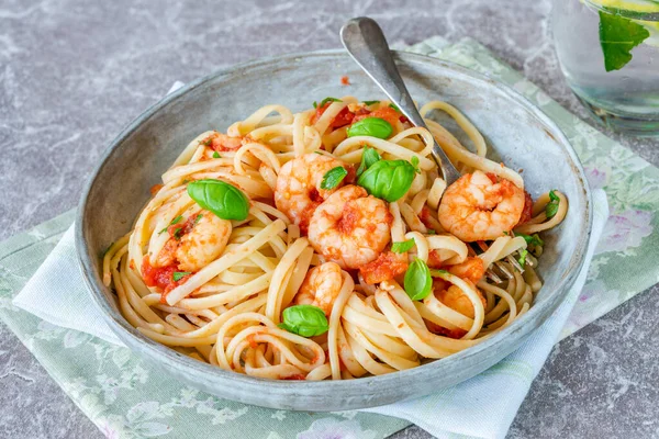 Linguine Pasta Mit Garnelen Tomaten Knoblauch Sauce — Stockfoto