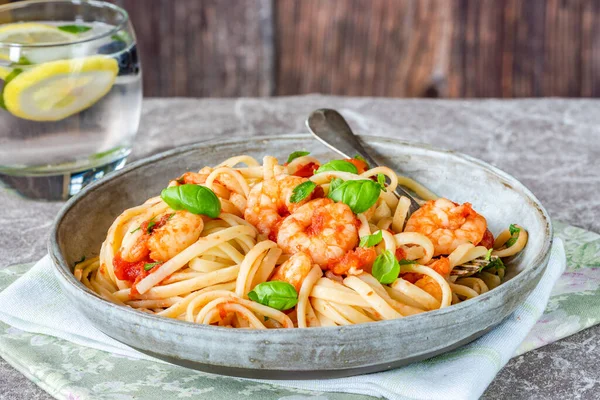 Linguine Pasta Prawns Tomato Garlic Sauce — Stock Photo, Image