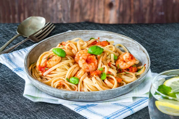 Linguine Pasta Mit Garnelen Tomaten Knoblauch Sauce — Stockfoto