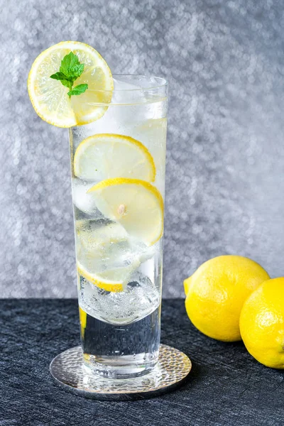 レモンとミントのスライスで装飾された氷のキューブと水 さわやかな冷たい非アルコール飲料 — ストック写真