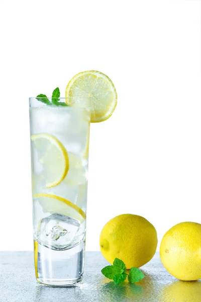 Limonlu Buzlu Bir Dilim Limon Hafif Arkaplanda Nane Ile Süslenir — Stok fotoğraf