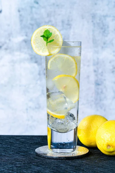 レモンとミントのスライスで装飾された氷のキューブと水 さわやかな冷たい非アルコール飲料 — ストック写真