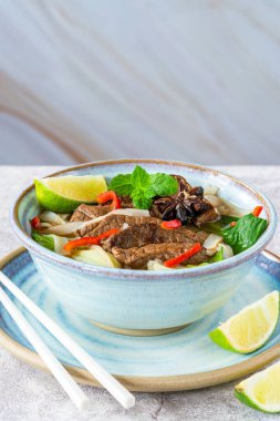 Kokulu biftek ve erişte çorbası.