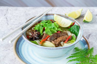 Kokulu biftek ve erişte çorbası.