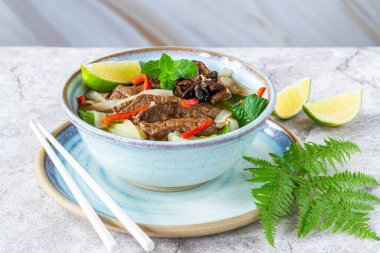 Kokulu biftek ve erişte çorbası.
