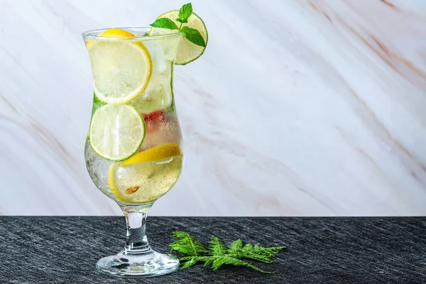 Limonade Mit Fruchtigen Eiswürfeln Und Minze Erfrischendes Alkoholfreies Sommergetränk — Stockfoto