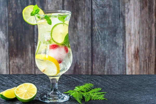 Meyveli Buzlu Limonata Nane Ferahlatıcı Alkolsüz Yaz Içeceği — Stok fotoğraf
