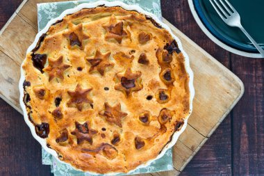 Biftek, mantar ve kısa hamurlu biralı turta.