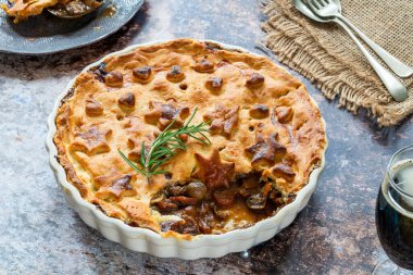 Biftek, mantar ve kısa hamurlu biralı turta.