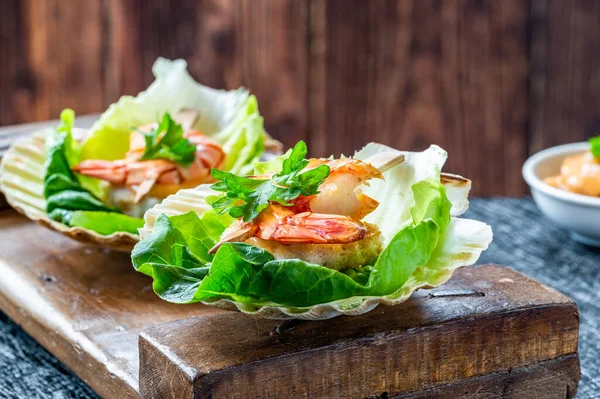 Canapes Grilled Black Tiger Prawns Seafood Sauce Fresh Lettuce Leaves — Stock Photo, Image