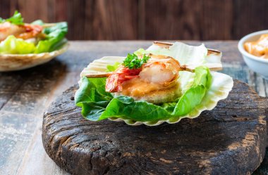 Izgara siyah kaplan karidesli kanepeler ve taze marul yapraklı deniz ürünleri sosu. Parti yemeği.