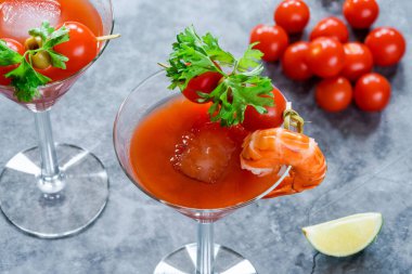 Votkalı Bloody Mary kokteyli ve süslü domates suyu. Alkollü parti içeceği.