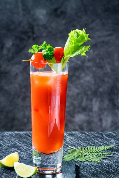 Bloody Mary Cocktail Met Wodka Tomatensap Met Garnalen Alcoholische Feestdrank — Stockfoto